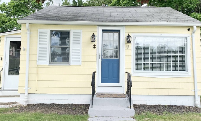 Mattapoisett Cottage | Seahorse Cottage- Walk to Beach