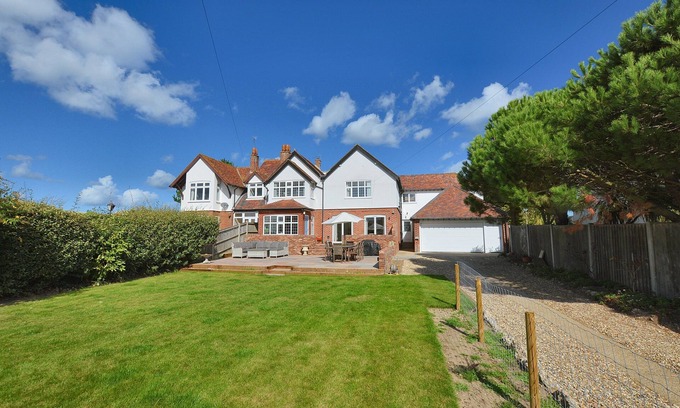 Sheringham Cottage | Sealink, St Nicholas Place - a grand house, close to the beach with parking