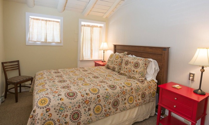 Gardiner Cabin | Seamless Comfort! Heated Pool, Complimentary Parking, Gardiner Downtown Nearby