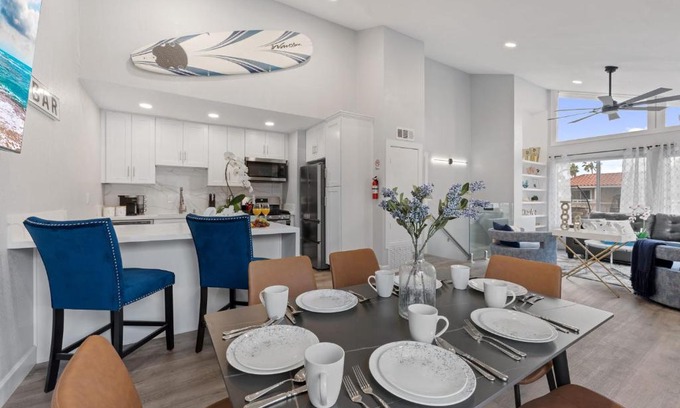 Huntington Beach House | Searenity Suite- Peekaboo Ocean view 1 min walk to Beach