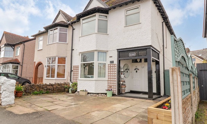 Rhos on Sea Apartment | SEASHELLS, pet friendly, country holiday cottage in Rhos-On-Sea