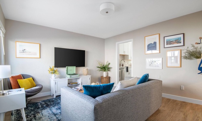 Village of La Jolla Apartment | Seashore I by AvantStay | In the heart of La Jolla! 5mins from the Beach!