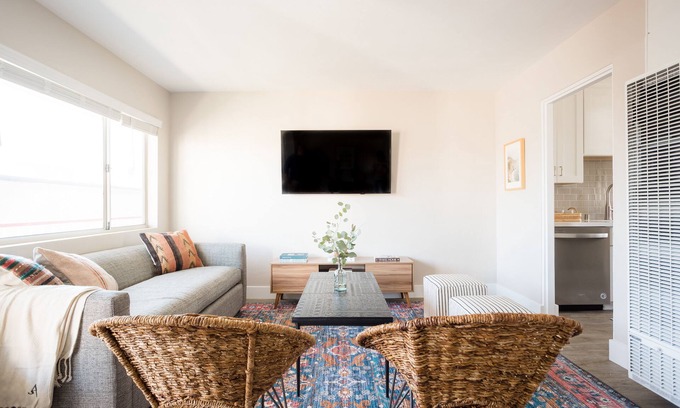 Village of La Jolla Apartment | Seashore III by AvantStay | In the Heart of La Jolla! 5mins from the Beach!