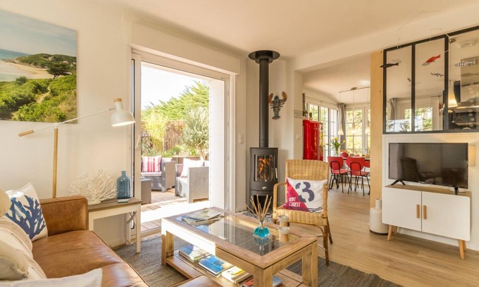 Barneville-Carteret Cottage | Seaside Charm: Cozy Cottage with Private Garden & Modern Amenities