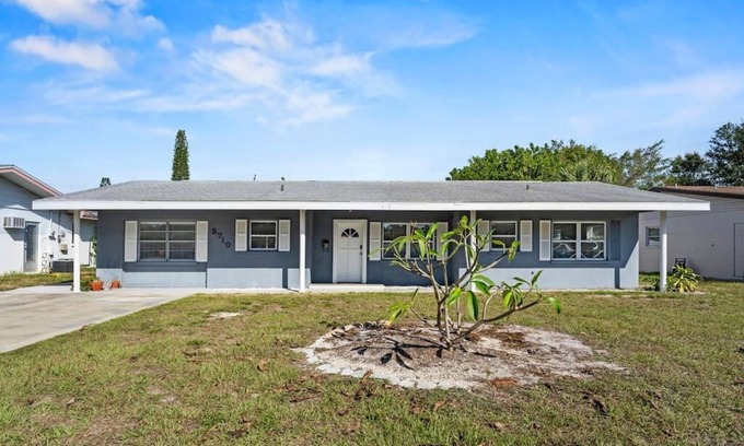 Bradenton House | Seaside Chic for 12!
