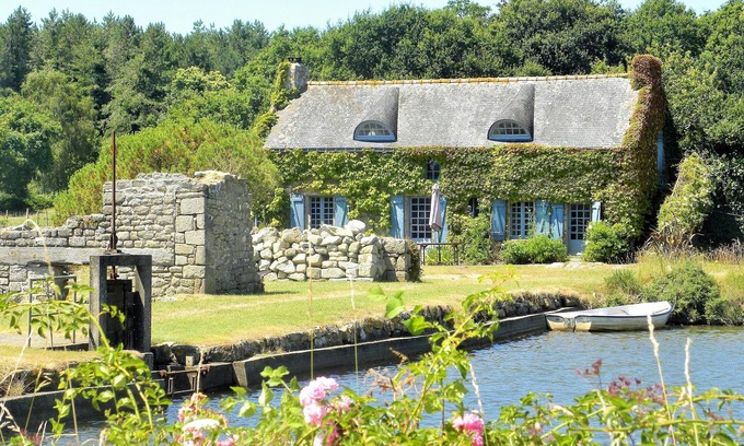 Plouhinec Cottage | Seaside Cottage with a Large Terrace and Garden