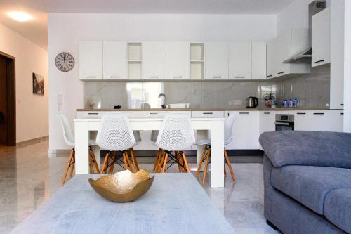 Għadira Apartment | Seaside Serenity 6 - few mins walk to the beach by QuickTrips