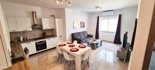 Għadira Apartment | Seaside Serenity 8 - few mins walk to the beach by QuickTrips
