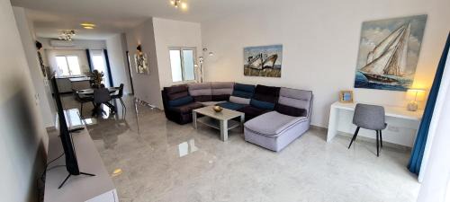 Għadira Apartment | Seaside Serenity - Luxe Penthouse - near the beach by QuickTrips
