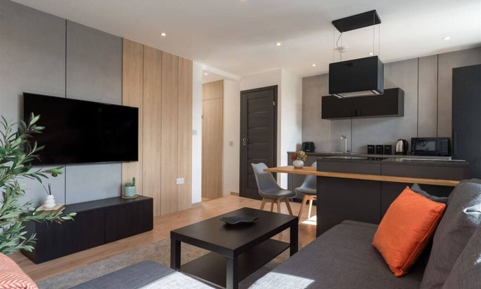 Torquay Apartment | Seaside Suite | Torquay | Sleeps 4| Free Parking