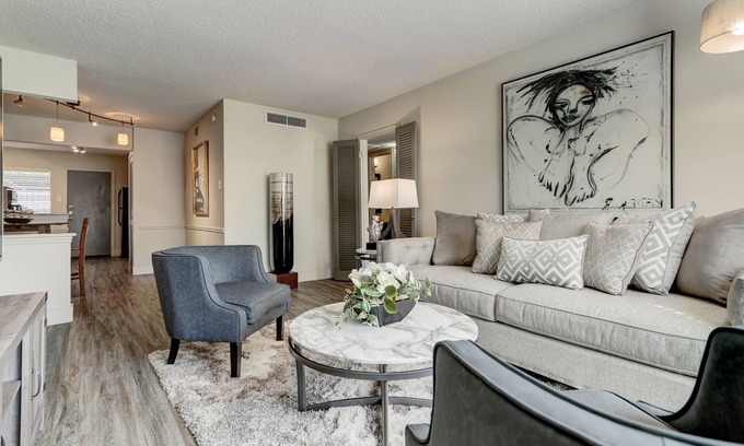Uptown Apartment | Seasonal Deals Modern 2BR 2BA in Galleria with saltwater pool