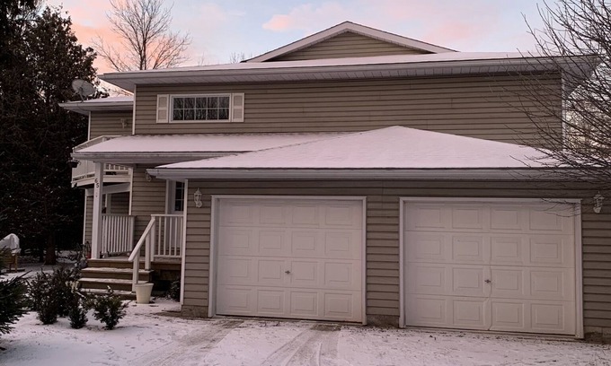 The Blue Mountains House | Seasonal or Monthly Rental with Views of Blue Mountain (pet friendly)