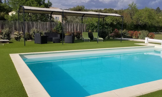 Cabrieres-d'Avignon Apartment | Seasonal rental apartment in house