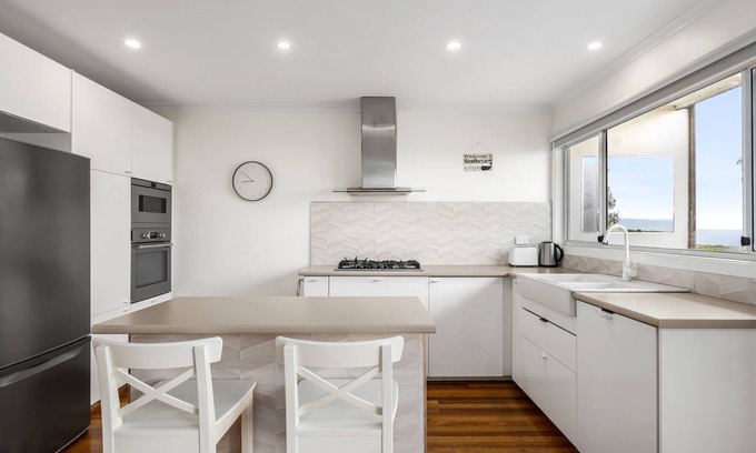 Bellarine House | Seatheview with direct foreshore access, stunning views, and modern family comforts.
