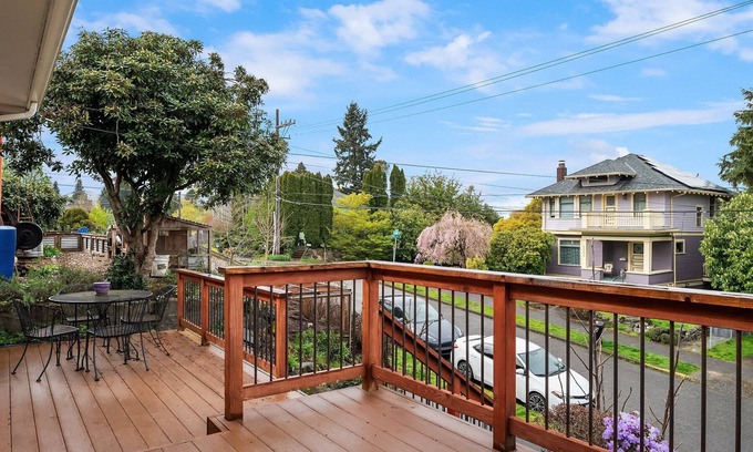 Columbia City House | Seattle Vacation Home: Bright 3 bedroom home with updated kitchen in Columbia City