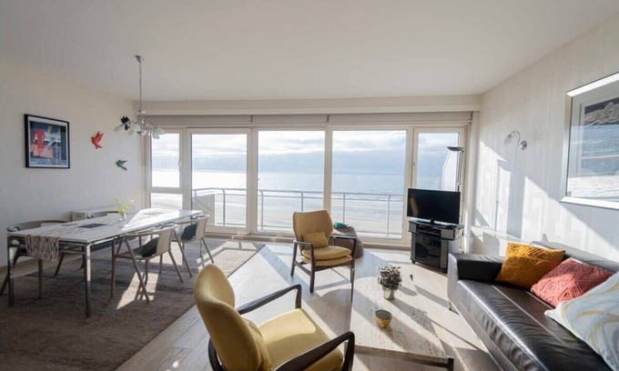 Ostend City Centre Apartment | Seaview Apartment on the Beach - Free Parking!
