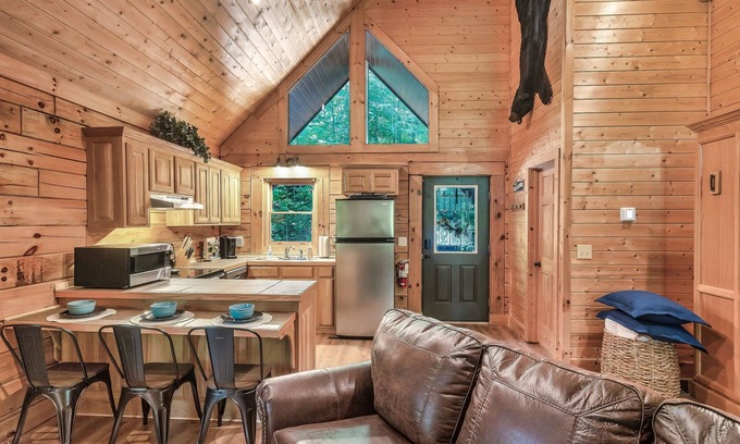 Wears Valley Cabin | Secluded Cabin w/Hot Tub, Minutes to Smoky Mtn NP
