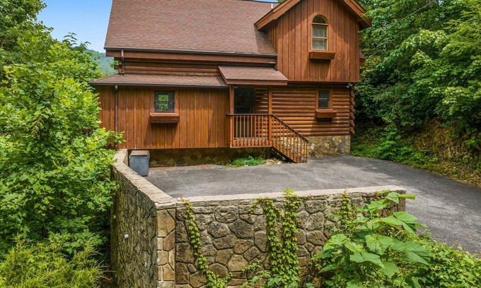 Gatlinburg - Pigeon Forge Cabin | Secluded Cabin with Mountain Views, Pool & Golf!