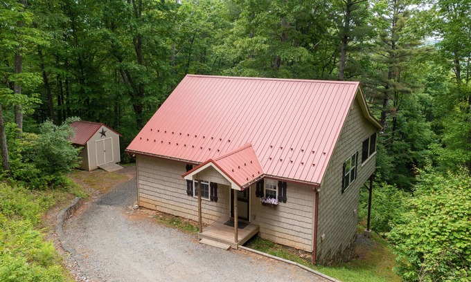 West Jefferson Cottage | Secluded Cottage With Private River Access, Screened Porch, WiFi, And Netflix