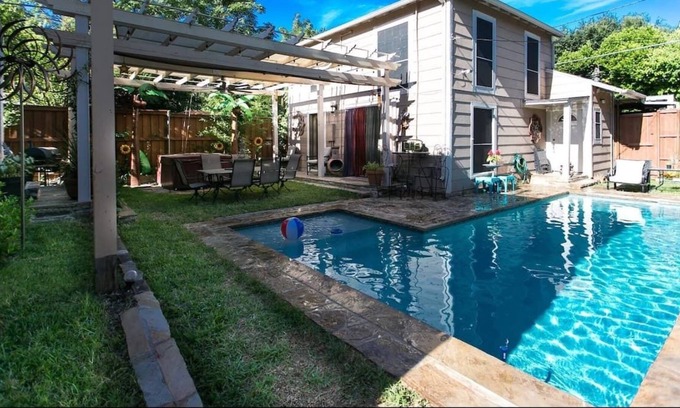 Kessler House | Secluded guest house with hot tub near Bishop Arts!
