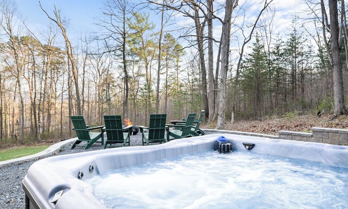 Shenandoah Cabin | Secluded Hot tub Fire pit Pet-friendly Cabin