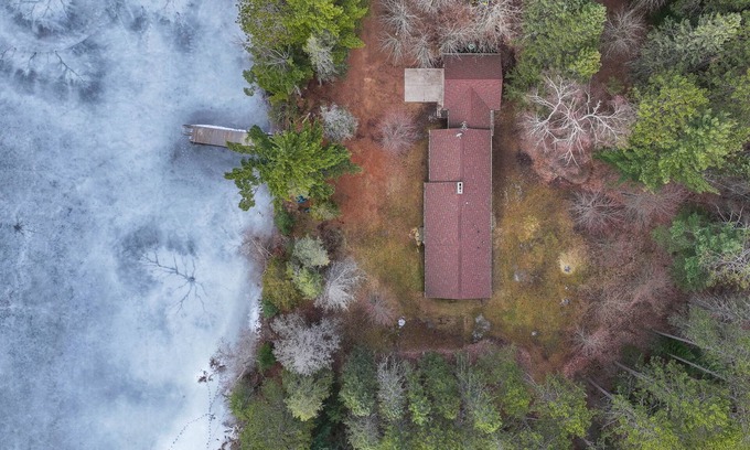 Tomahawk House | Secluded Lake Estate w Trails, Water Toys & Air Hockey!