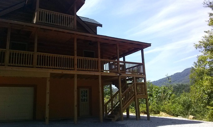 Bryson City Cabin | Secluded Mountainside Cabin, Close to Town, No 4 wheel drive needed! Hot Tub!