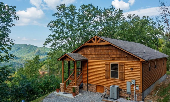 Gatlinburg - Pigeon Forge Cabin | Secluded retreat/Breathtaking views!/Hot tub/King beds/Fire pit/Mins to GB PF