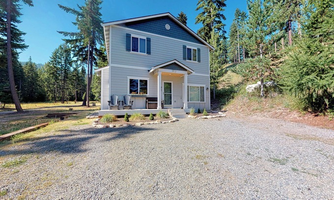 Cle Elum House | Secluded retreat with stunning views, private hot tub, game room & fireplace