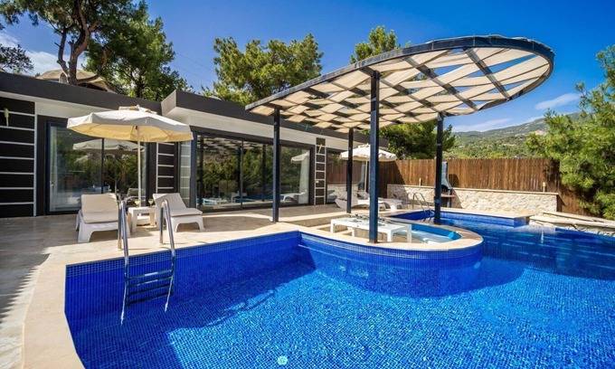 Islamlar Villa | Secluded Two Bedroom Honeymoon Villa with Large Semi-circular Pool and Jacuzzi