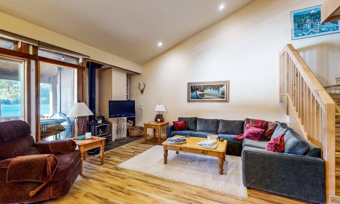 Truckee Condo | Second-floor lakefront condo with scenic views & easy access to town & slopes