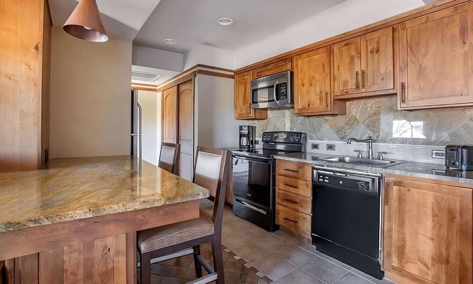 West Sedona Hotel | Sedona Nature Getaway! Full Kitchen, Outdoor Pool, Free Parking!