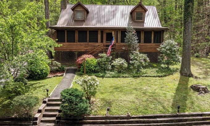 Bryson City Cabin | See Fall Colors! Minutes to SMNP/GSM Railroad/Hiking/Ziplining, Firepit, Hot Tub