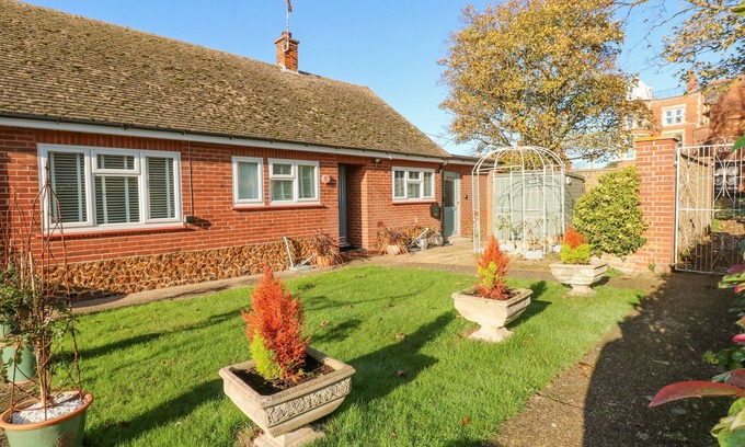 Hunstanton Cottage | SEE THE SEA, pet friendly, country holiday cottage in Hunstanton