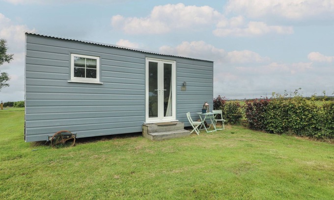 Ty Croes Cottage | SEIRIOL SHEPHERDS HUT, pet friendly, with open fire in Rhosneigr