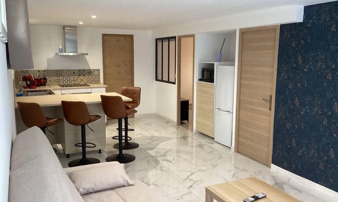 Janze Apartment | Self-contained 4-person apartment in basement of house