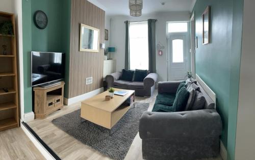 Giltbrook House | Selston House, 3 bedroom cosy cottage Home for up to 6 Guests, Cul-de-sac on Private road