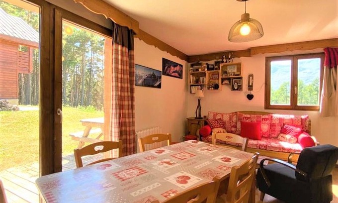 La Joue du Loup Ski Chalet | Semi-Detached Chalet 3 Rooms with Ski Storage and Free Parking