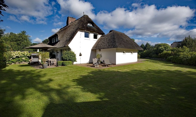 Archsum House | Semi-detached house under thatch for up to 5 people with garden.