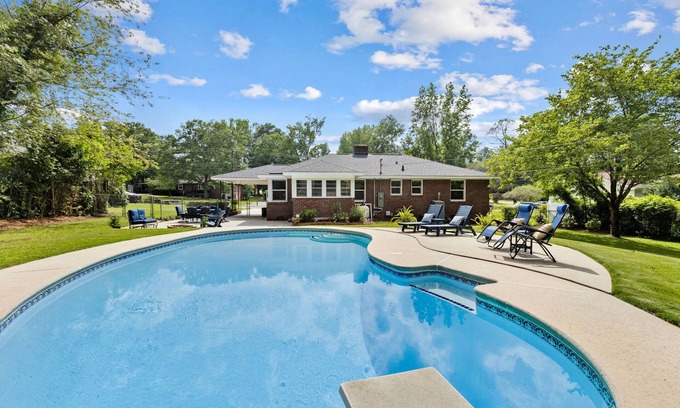 Columbia House | Seminole Stroll - Cozy 3 BR w/Pool near USC & Zoo