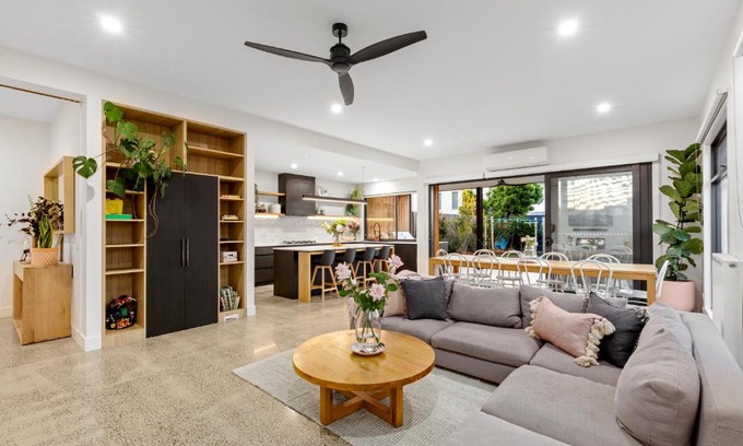 Ocean Grove House | Sensational 4 Bedroom House - Free Parking - Free WIFI