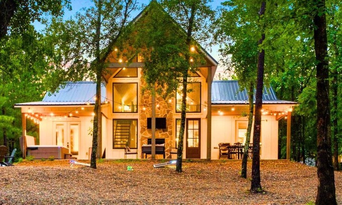 Hochatown House | Sep Promo | 2 King Suites, Game Loft, Playset