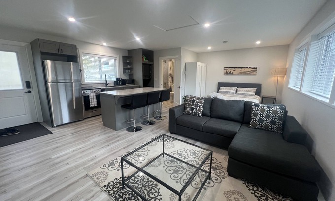 Gibsons Apartment | Separate Sunny Studio close to the Beach!