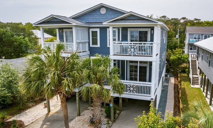 Kure Beach House | September + October Weekly Discounts! ! 5 Minute Walk to the Beach! Dog Friendly