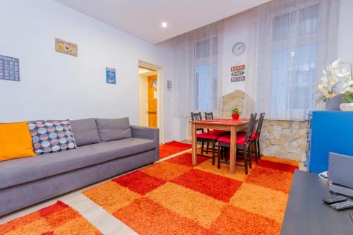 Nepszinhaz negyed Apartment | Sera's Place in My Lovely Budapest