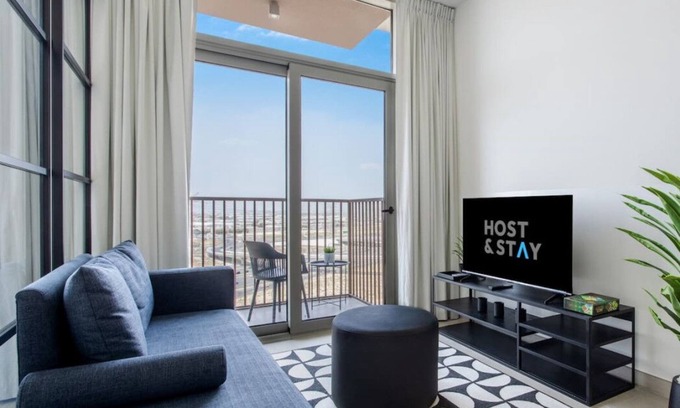 Dubai Apartment | Serene 1BR Getaway In Collective