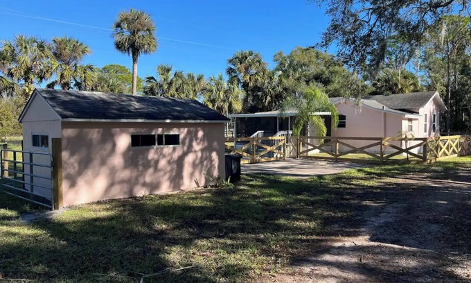 Glencoe House | Serene 2-bedroom home on 1/2 acre fenced lot in New Smyrna Beach with WiFi