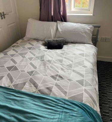Newcastle-Under-Lyme Apartment | Serene 3-Bed Apartment - Park Views & Walking Distance to Royal Stoke Hospital