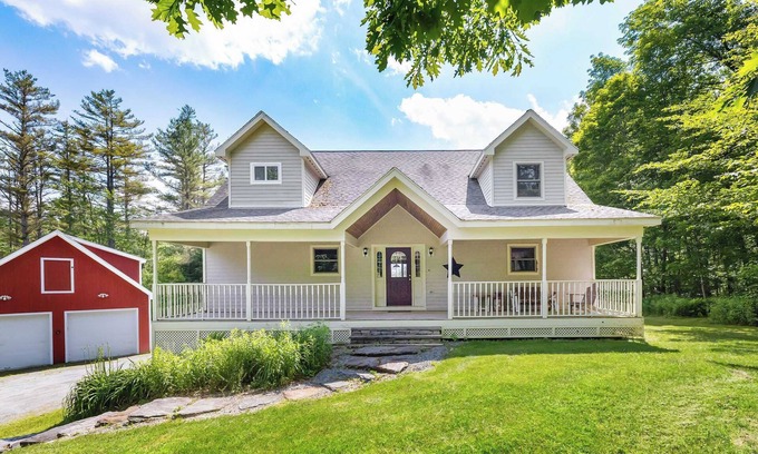 Ludlow House | Serene 4-BR Retreat 11-min to Okemo