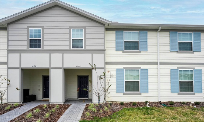 Davenport House | Serene 5-bedroom townhome with Pool near Disney